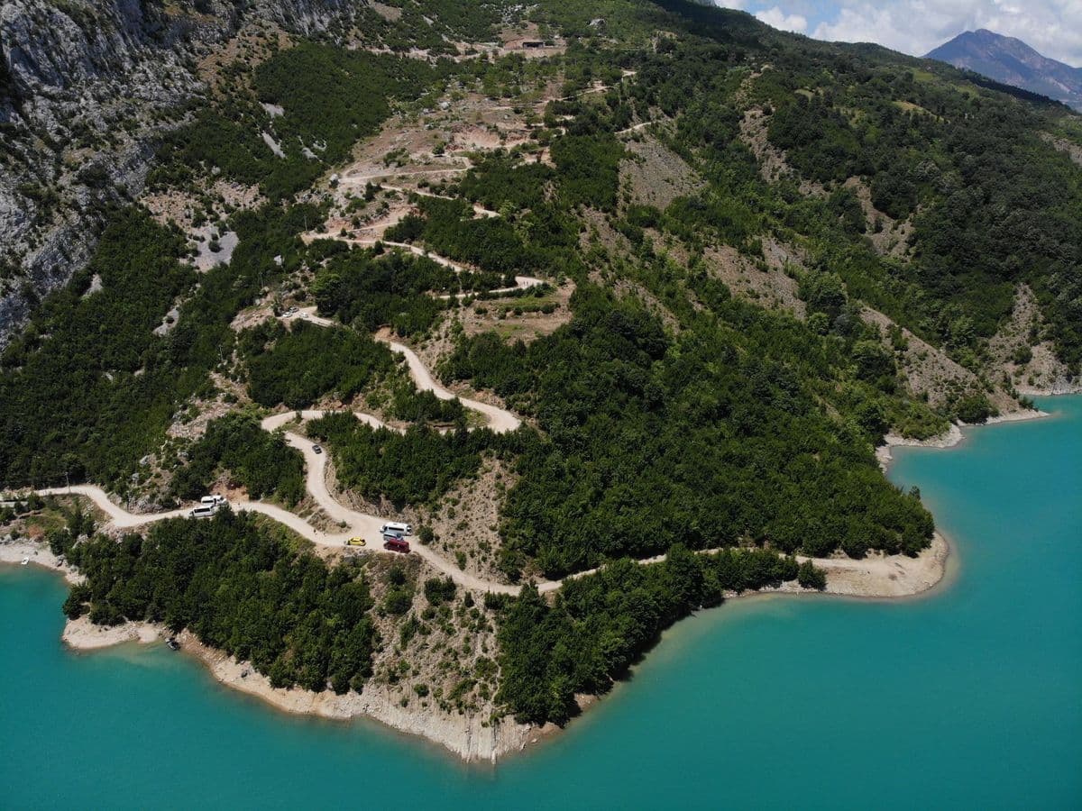 Udhëtimi nga Tirana në Theth: Guida për një Road-Trip Veror